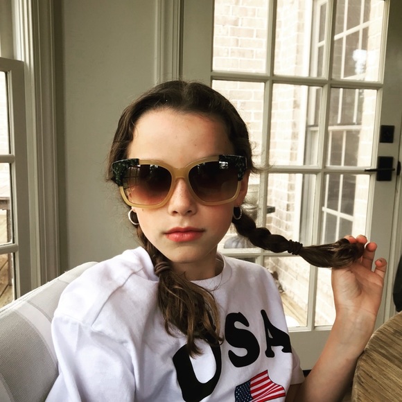 Meet your Posher, Caitlin - Picture 2 of 6